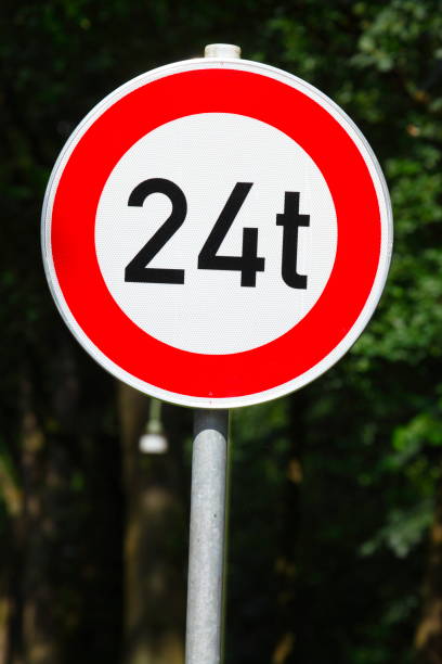 istock Traffic sign passage up to 24 tons 639312292