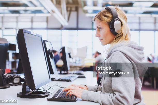 Erwachsenenbildung Student In Kopfhörern Arbeiten Am Computer In Der Bibliothek Stockfoto und mehr Bilder von Schulische Prüfung