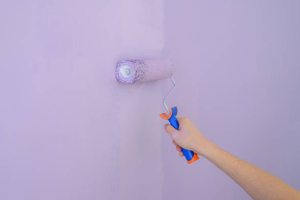 istock roller painting the wall close-up 639318290