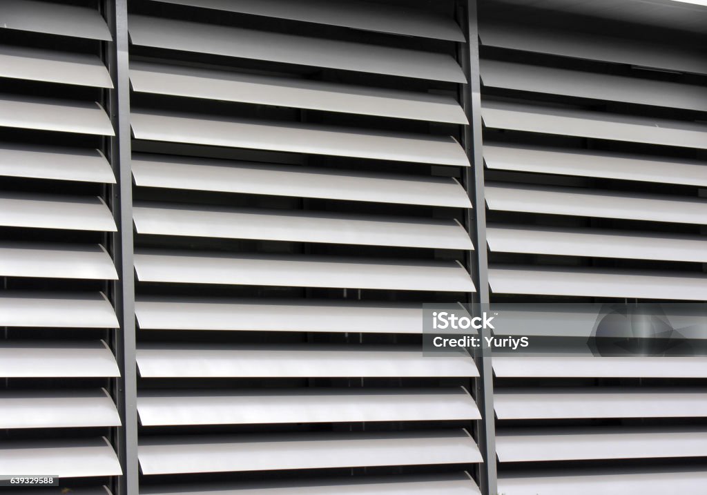 persiana metálica abierta de la ventana en el edificio de oficinas - Foto de stock de Contraventana libre de derechos