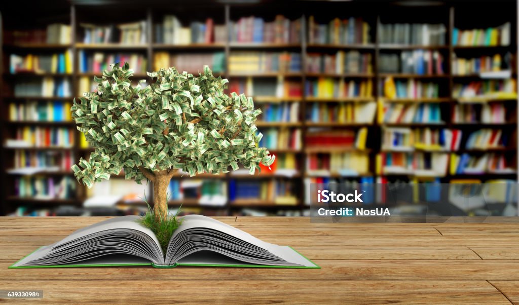 arbre poussant à partir du livre Un grand livre ouvert - Photo de Niveau de scolarisation libre de droits