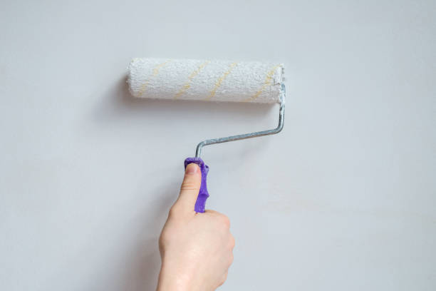 istock roller painting the wall close-up 639331610