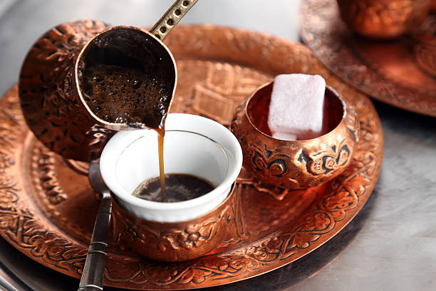 vertendo café turco - old fashioned horizontal black coffee cup imagens e fotografias de stock