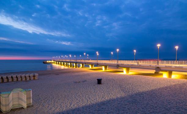 Luzes coloridas no píer à noite, Kolobrzeg, Polônia - foto de acervo