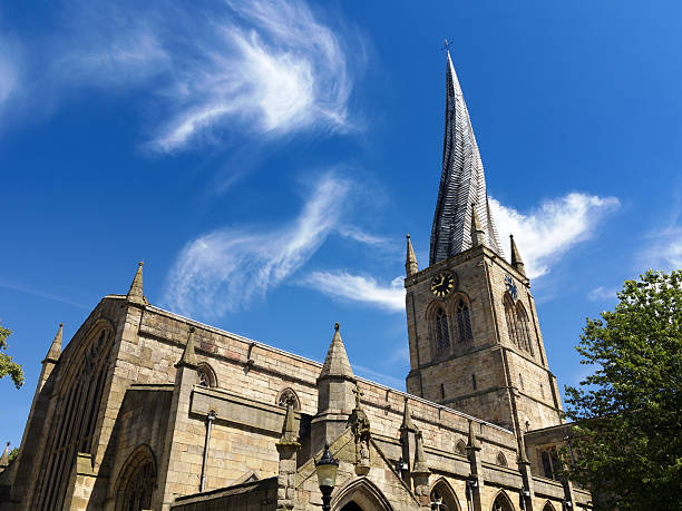 the « crooked spire », saint mary and all saints, chesterfield, royaume-uni - pinnacle photos et images de collection