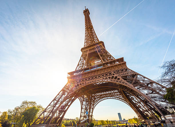 eiffelturm in paris, frankreich - eifelturm stock-fotos und bilder