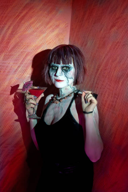 menina com maquiagem zumbi com vidro de coquetel vermelho - zombie cocktail - fotografias e filmes do acervo