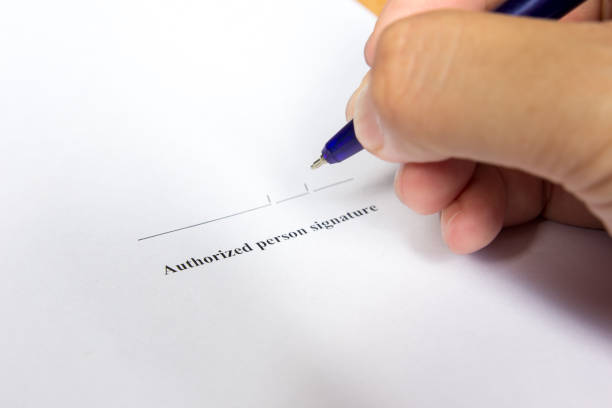 istock Business man hold pen for sign in authorization signature 639344654