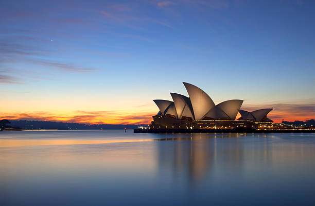 dawn breaks over the sydney opera house - sydney australia australia sydney opera house skyline stock-fotos und bilder