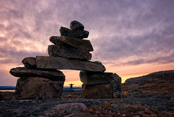 zachód słońca inukshuk na wyspie baffin, nunavut, kanada. - baffin island zdjęcia i obrazy z banku zdjęć