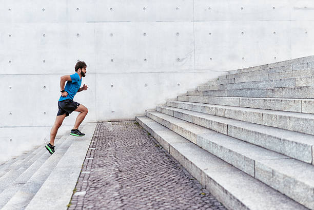 deportista barbudo corriendo por la escalera al aire libre - staircase running moving up jogging fotografías e imágenes de stock