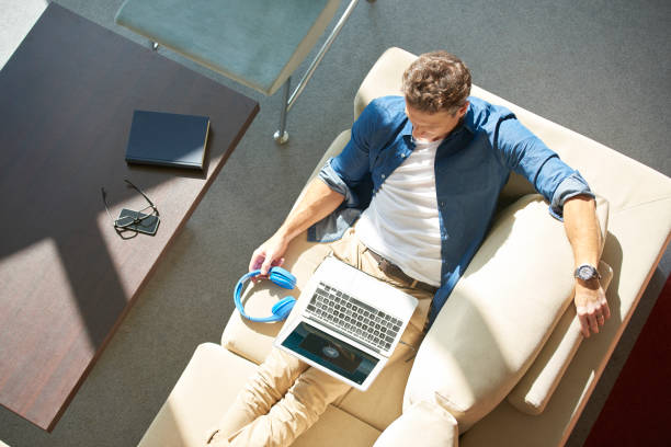 istock Relaxed man with laptop 639349714