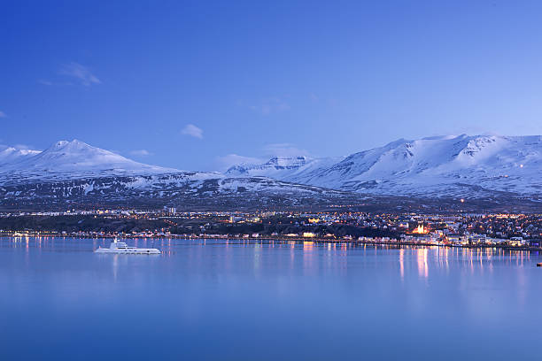 miasto akureyri - nordic countries europe island fjord zdjęcia i obrazy z banku zdjęć