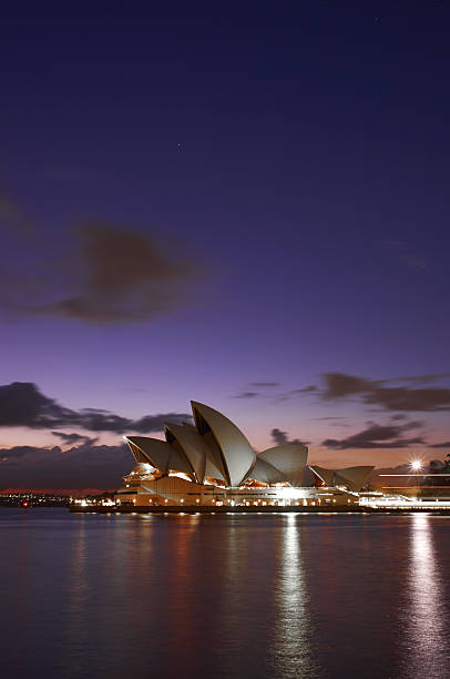 the dawn nähert sich sydney opera house - circular quay concert hall sydney opera house sydney australia stock-fotos und bilder