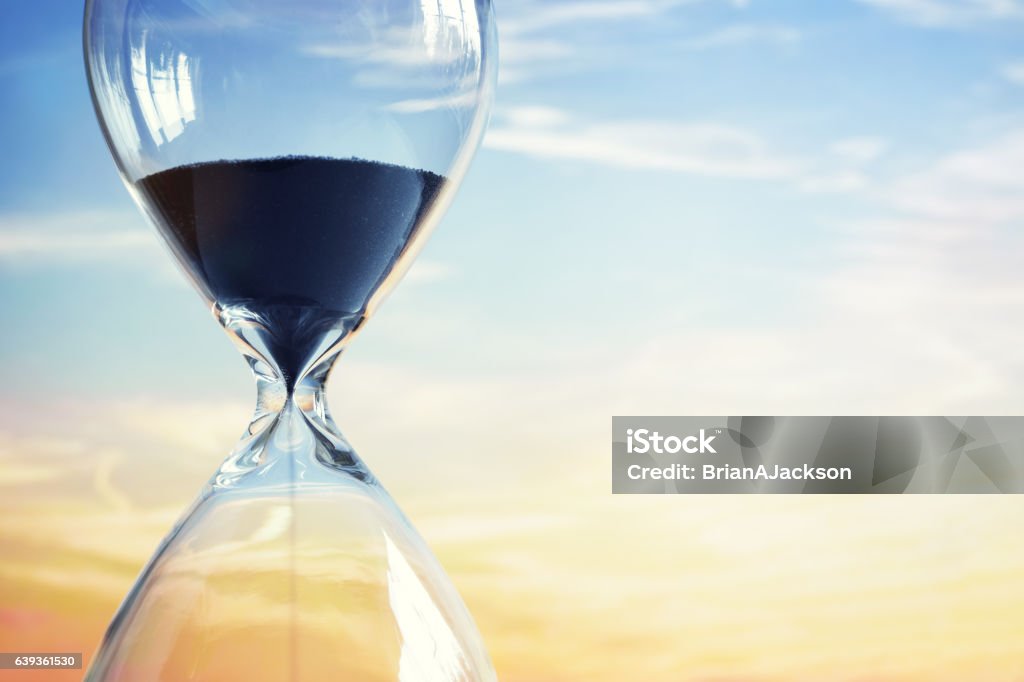 Reloj de arena al atardecer - Foto de stock de El tiempo vuela libre de derechos