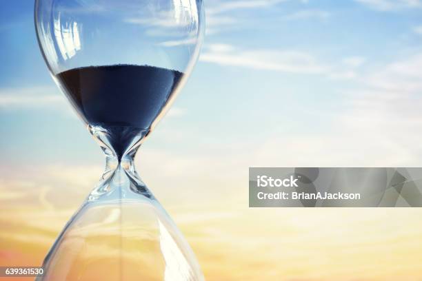 Reloj De Arena Al Atardecer Foto de stock y más banco de imágenes de El tiempo vuela - El tiempo vuela, Reloj de arena, Recuerdos