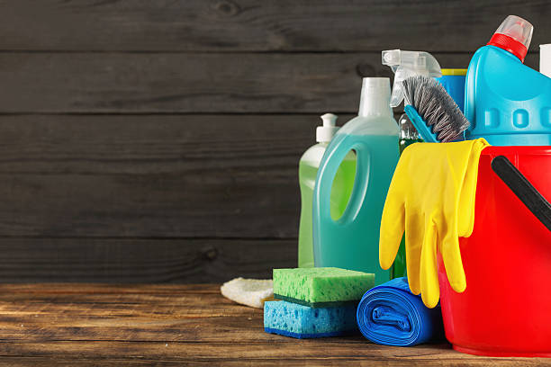 cesta con variedad de productos de limpieza con espacio de copia - chemical merchandise cleaning product domestic life fotografías e imágenes de stock