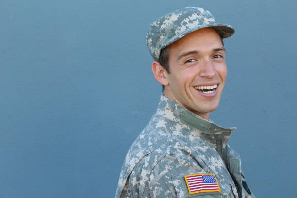 feliz soldado do exército étnico saudável - marines camouflage camouflage clothing male - fotografias e filmes do acervo