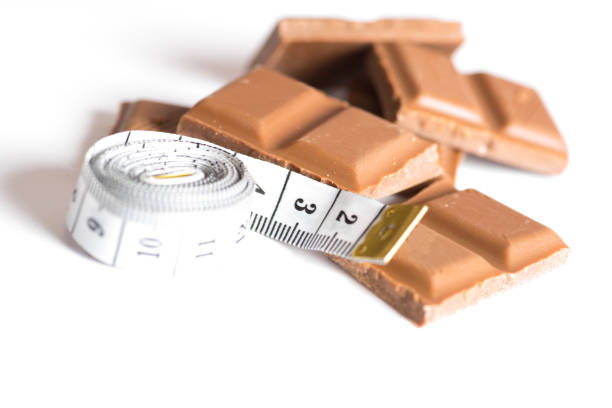 czekolada i taśma pomiarowa - kalorienbombe zdjęcia i obrazy z banku zdjęć