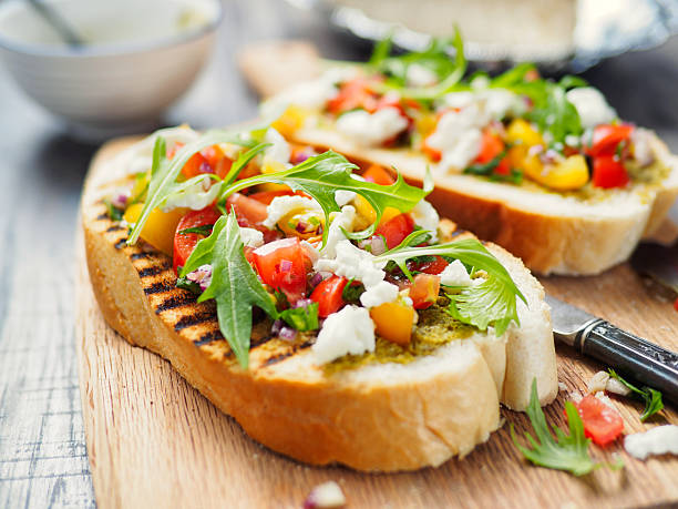 bruschetta con pomodoro e rucola - mozzarella tomato antipasto appetizer foto e immagini stock