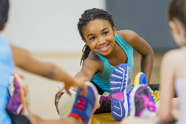 alongamento juntos - child exercising sport yoga - fotografias e filmes do acervo