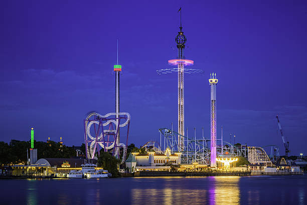 atracciones en parques temáticos montañas rusas iluminadas grona lund estocolmo suecia - riddarfjarden fotografías e imágenes de stock