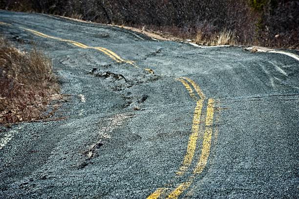 permafrostschäden an einer straße in der kanadischen arktis. - uneben stock-fotos und bilder