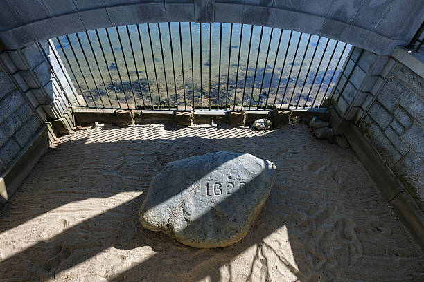 plymouth rock w mieście plymouth massachusetts - plymouth rock zdjęcia i obrazy z banku zdjęć