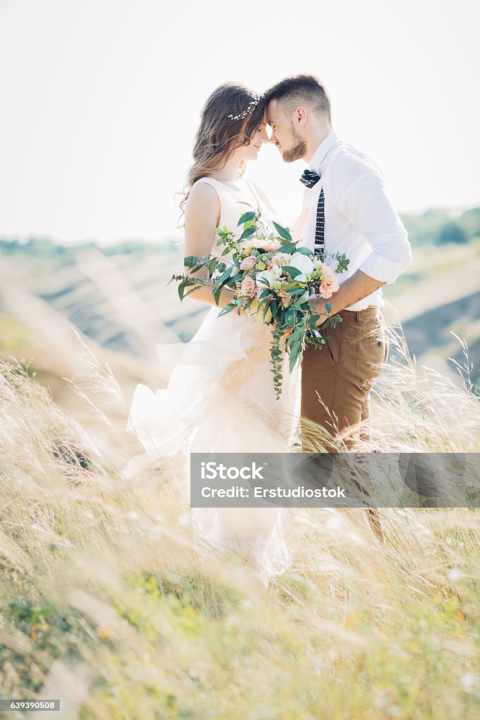 mariée et marié embrassant au mariage dans la nature. - Photo de Mariage libre de droits