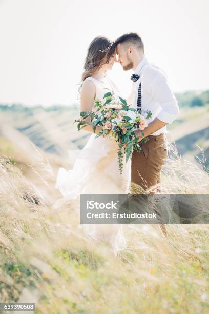 Photo libre de droit de Mariée Et Marié Embrassant Au Mariage Dans La Nature banque d'images et plus d'images libres de droit de Mariage