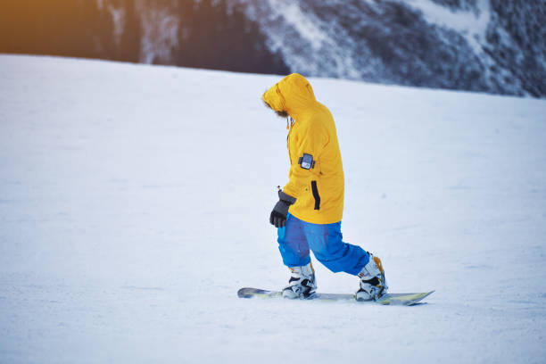 istock Snowboarding in mountains ski resort 639391896