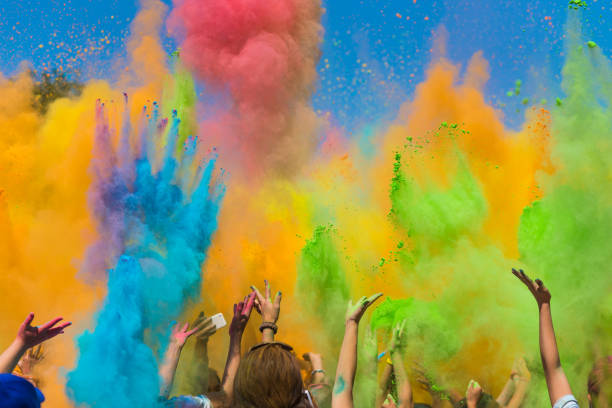 festival degli holi a colori - holi foto e immagini stock