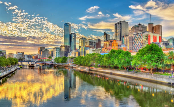 호주 멜버른의 야라 강 너머일몰 - melbourne australia night downtown district 뉴스 사진 이미지