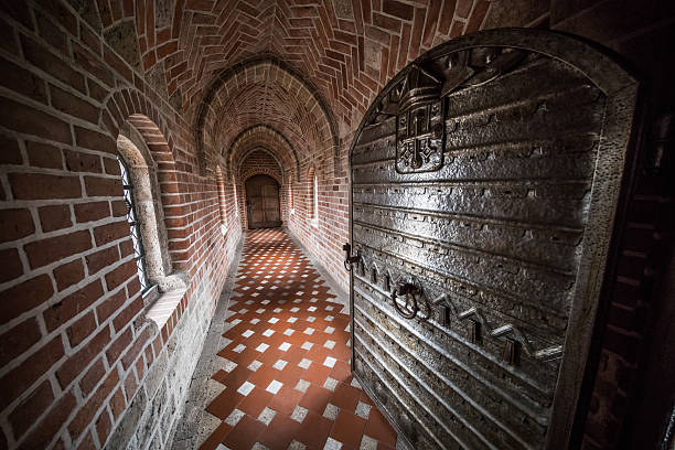 interior absalon's arch, catedral de roskilde - roskilde fotografías e imágenes de stock