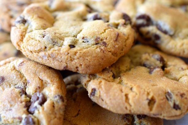 biscotti con scaglie di cioccolato  - cookie foto e immagini stock