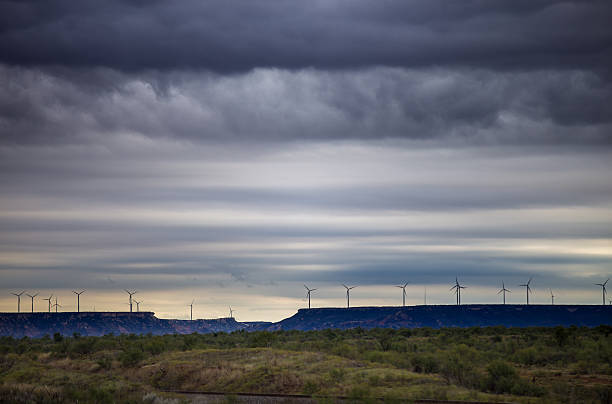 parcs éoliens surplombant la plaine de l’ouest du texas - lubbock photos et images de collection