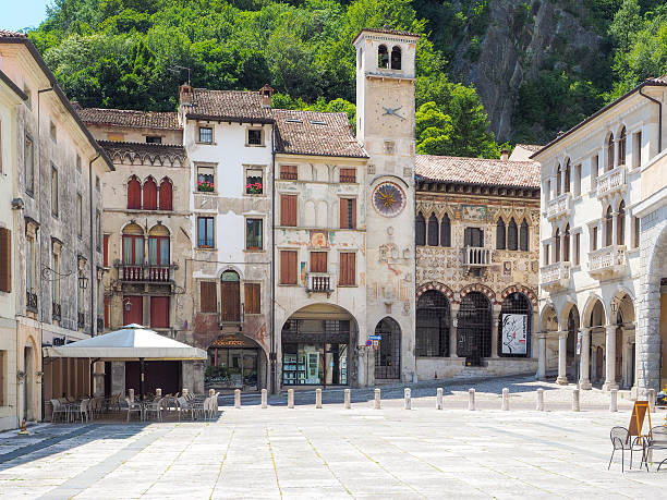 vittorio veneto hauptplatz mit alten arkaden - veneto stock-fotos und bilder