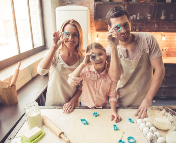 istock Young family baking 639406638