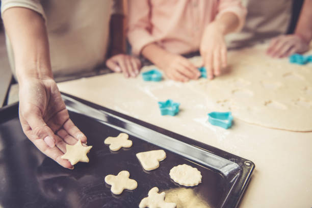 istock Young family baking 639406996