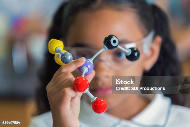Niña Que Sostiene Un Modelo De Estructura Molecular Foto de stock y más banco de imágenes de Educación en escuela privada