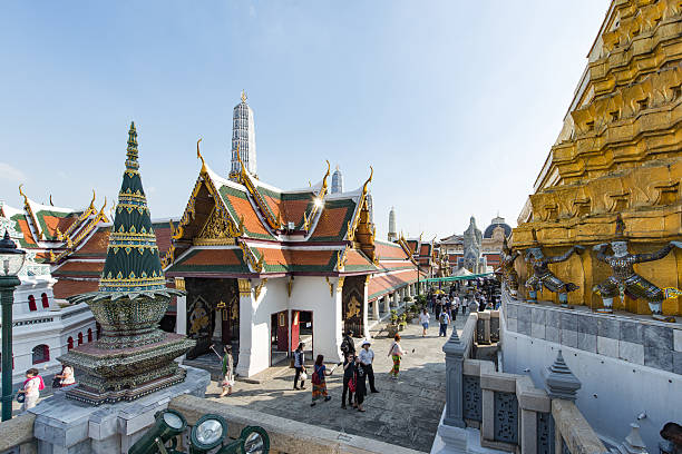 храм изумрудный будда или ват пхра keaw - bangkok thailand rickshaw grand palace стоковые фото и изображения