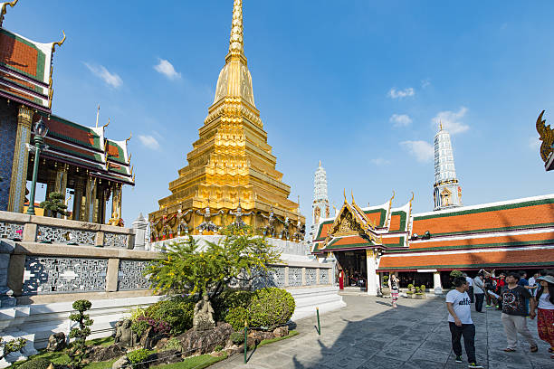 храм изумрудный будда или ват пхра keaw - bangkok thailand rickshaw grand palace стоковые фото и изображения