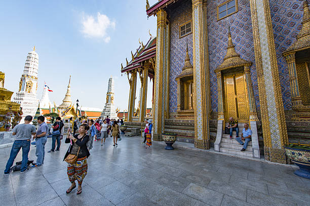 tempio del buddha di smeraldo o wat phra keaw - bangkok thailand rickshaw grand palace foto e immagini stock