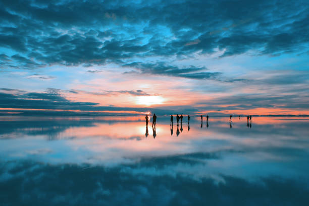 восход солнца в салар-де-уюни, боливия - dawn lake sky sunrise стоковые фото и изображения