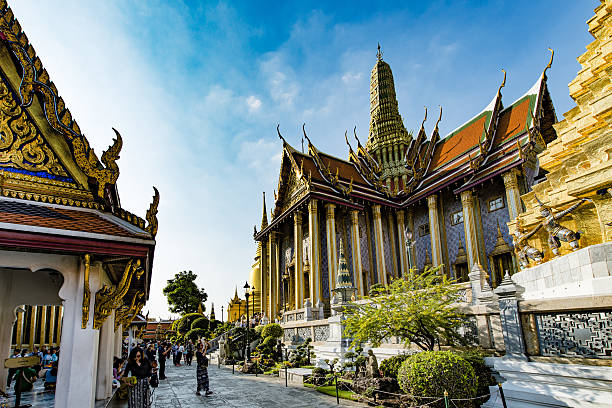 tempio del buddha di smeraldo o wat phra keaw - bangkok thailand rickshaw grand palace foto e immagini stock