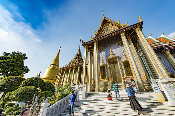 tempio del buddha di smeraldo o wat phra keaw - bangkok thailand rickshaw grand palace foto e immagini stock