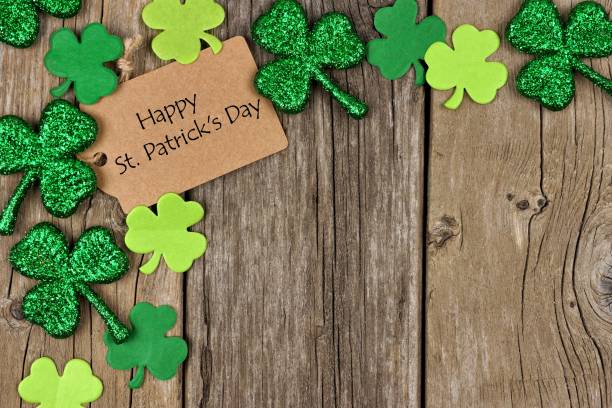 istock Happy St Patricks Day tag with shamrock corner border 639414140