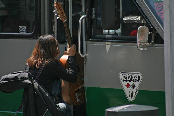 mädchen kletterbus für geld zu singen. - bussing stock-fotos und bilder