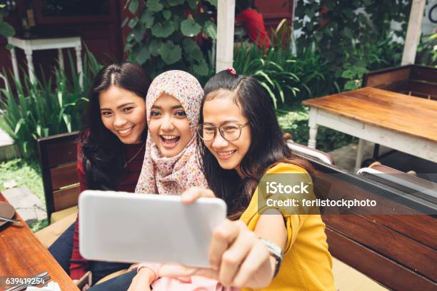 Freundliche Mädchen Machen Selfie Im Café Stockfoto und mehr Bilder von Islam - Islam, Teenager-Alter, Asiatischer und Indischer Abstammung
