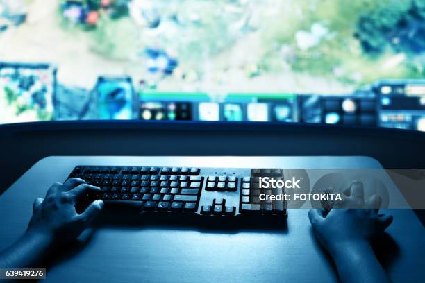 Hombre Jugando Juegos De Ordenador Foto de stock y más banco de imágenes de Juegos - Juegos, Teclado de ordenador, Videojugador